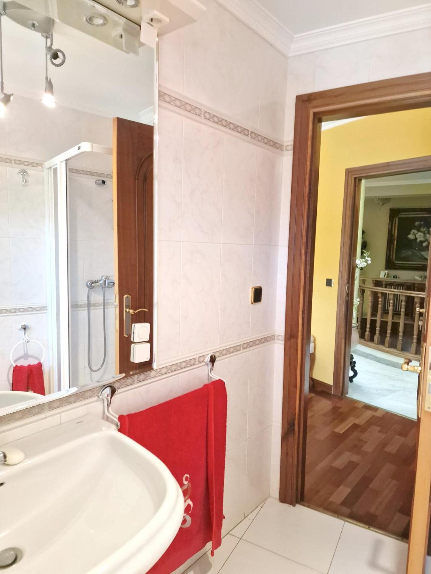 Spacious House With Pool And Garden In Congosto Hébergement de vacances