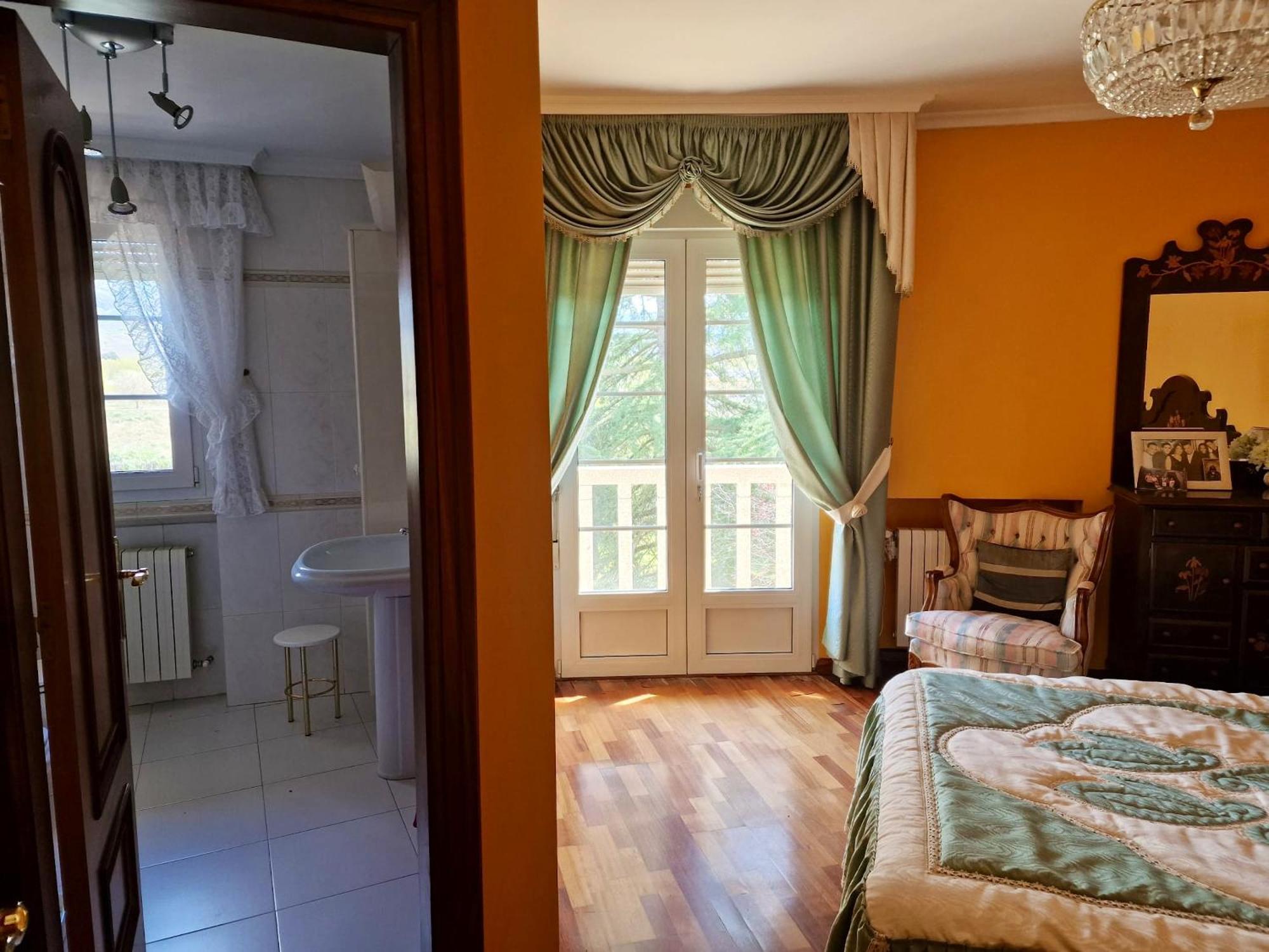 Spacious House With Pool And Garden In Congosto Hébergement de vacances